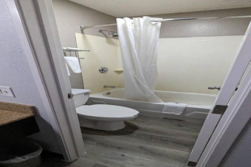 1 Queen Bed  Non-Smoking Micfridge - foto 10