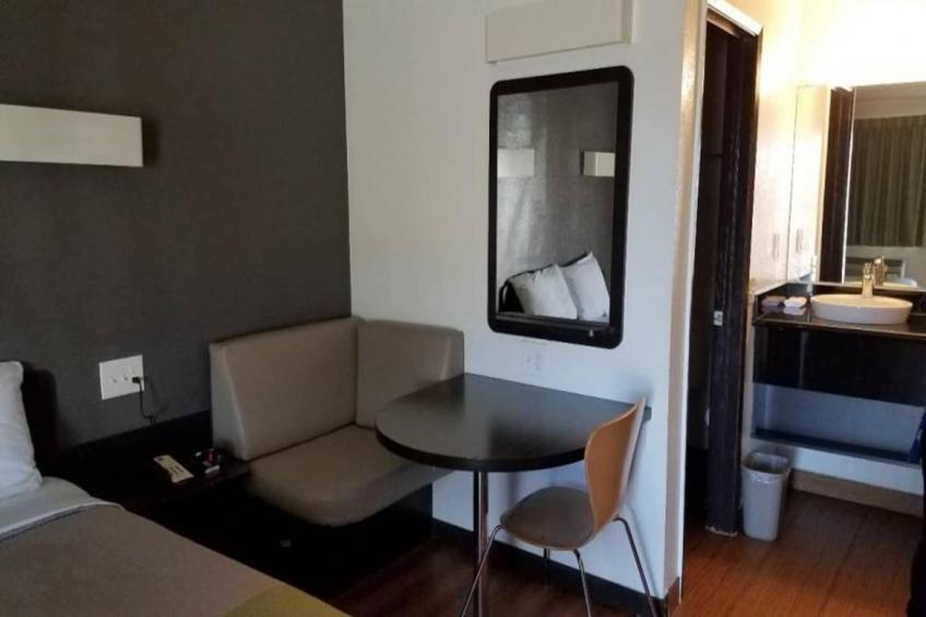 1 Queen Bed  Non-Smoking Kitchen - foto 20
