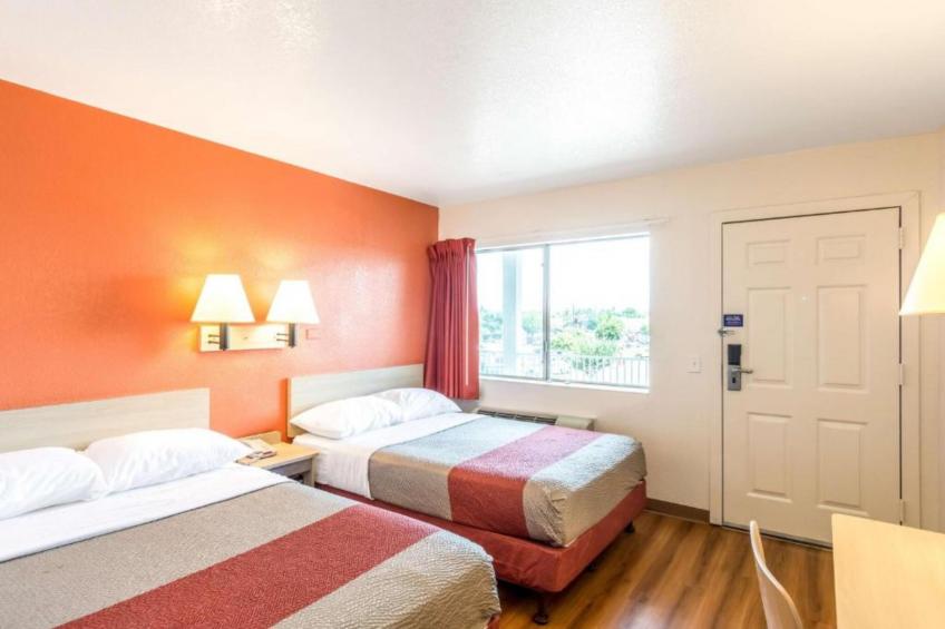 2 Queen Beds  Micfridge