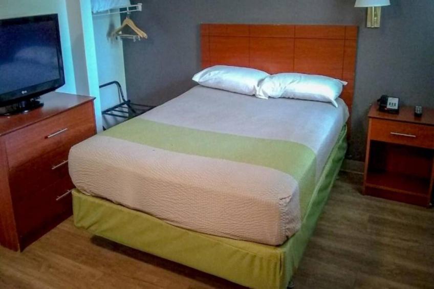 1 Queen Bed  ADA/RI Shower/Nsmk/Kitchen - foto 6