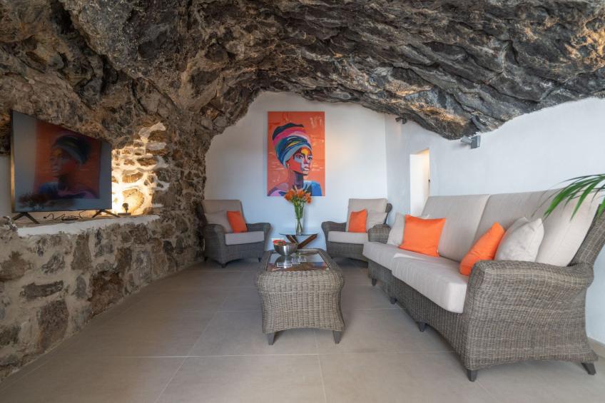 Spektakuläre Höhle mit zwei großen Terrassen am Meer