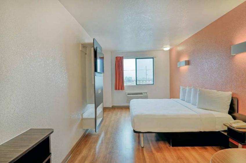 1 King Bed  Mini Fridge - foto 4