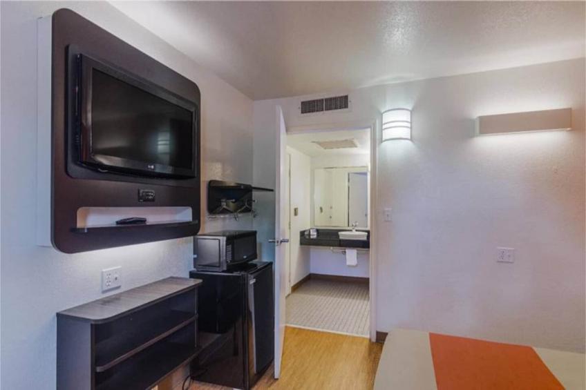 1 QUEEN BED  NON-SMOKING KITCHEN - foto 11
