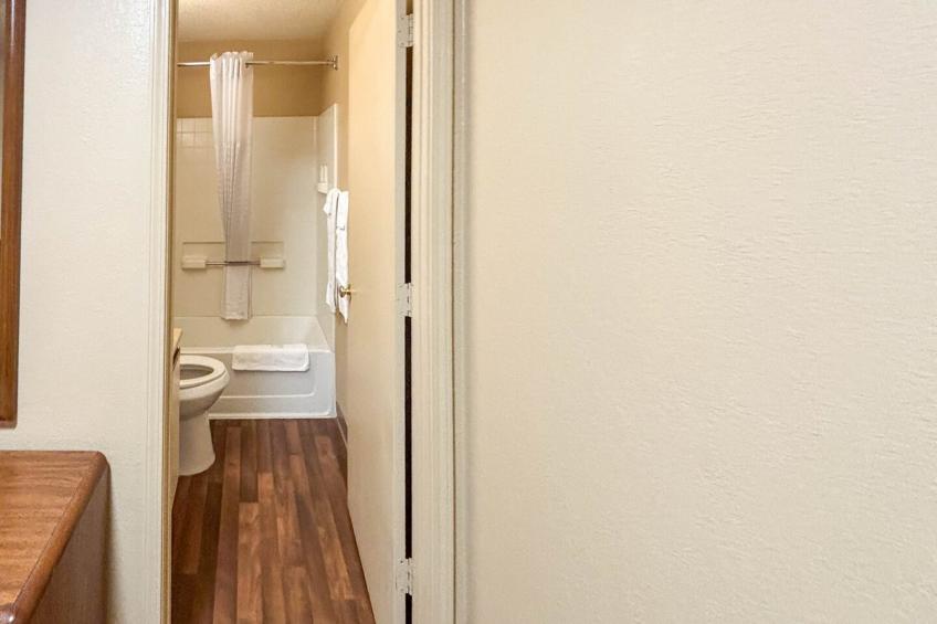 1 Queen Bed | Mob Acc Tub Ste Nsmk Sb Micfri - foto 48