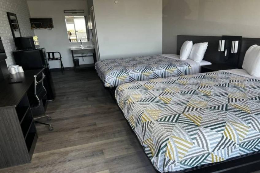 2 Queen Beds  Non-Smoking Micfridge - foto 14