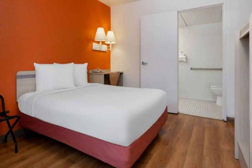 1 Queen Bed  ADA/RI Shower - foto 16