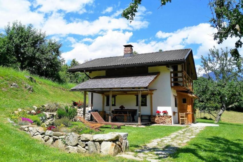 Romantisches Chalet in den Wiesen der Dolomiten