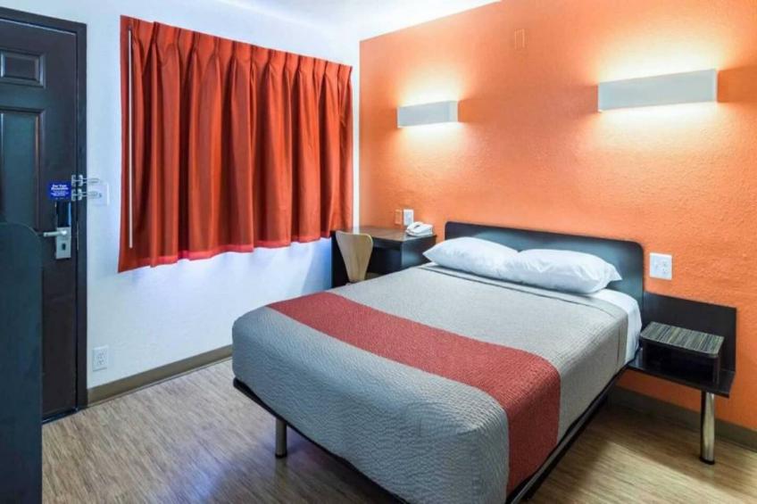 1 Full Bed  ADA/RI Shower/Smoking - foto 15
