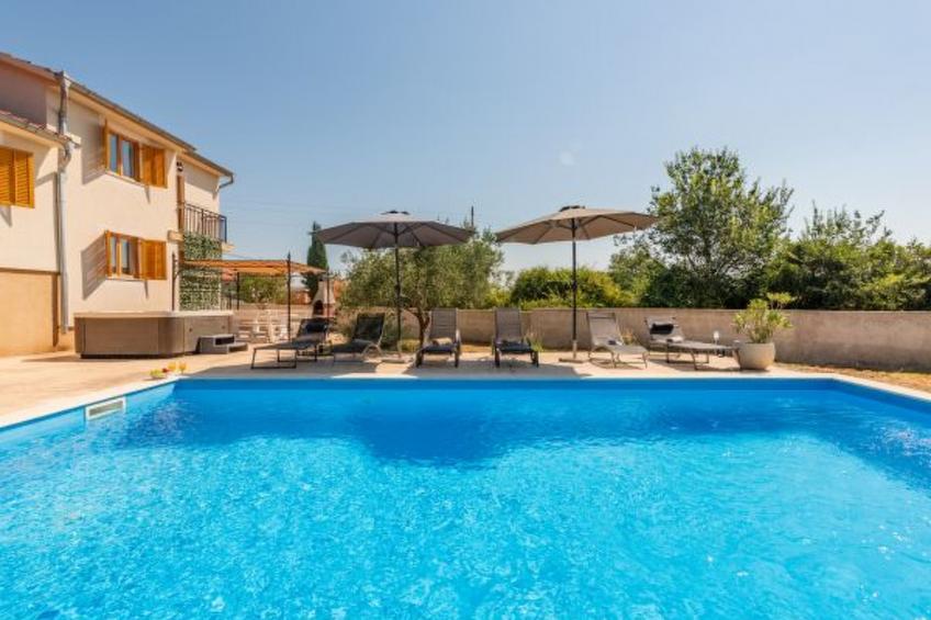Holiday house Tina with jacuzzi and pool