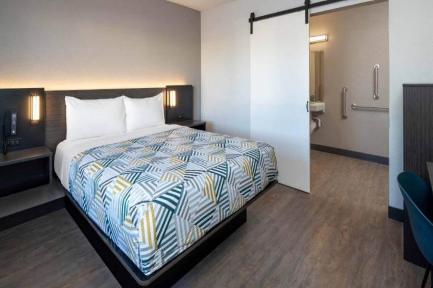 1 Queen Bed  Mini Fridge - foto 7