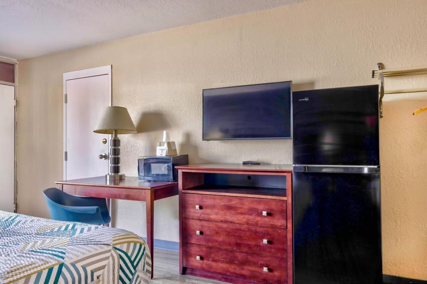 1 Queen Bed | Smoking, Micfridge - foto 6