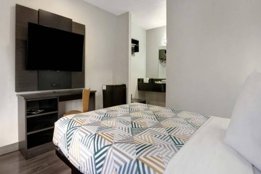 1 Queen Bed  Mini Fridge - foto 6