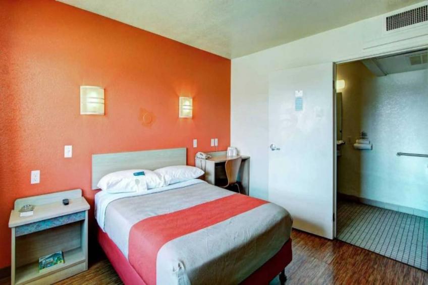 1 Queen Bed  ADA/Tub/Mini Fridge - foto 10
