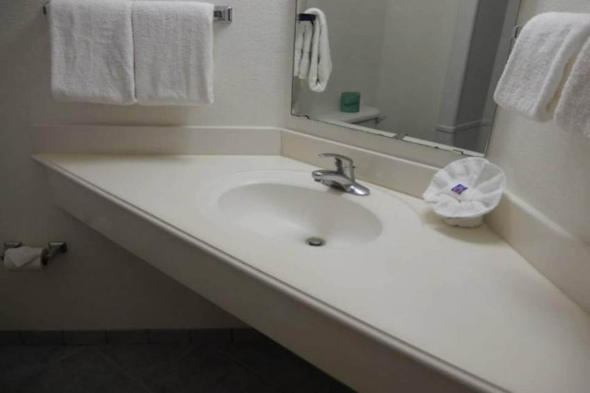 1 Full Bed  ADA/RI Shower - foto 19