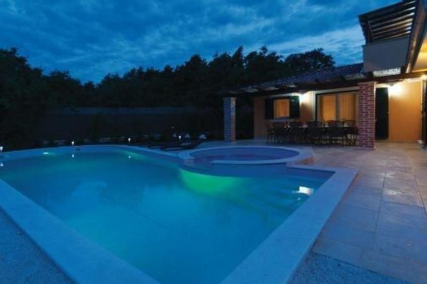 mit Pool, Whirlpool, Terrasse und Garten - foto 5