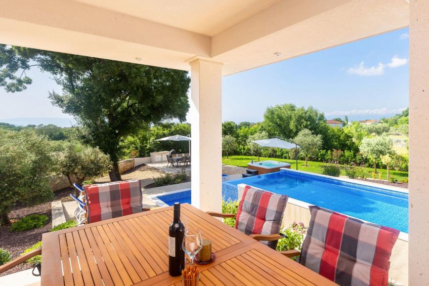 Schöne Villa in einer ruhigen Umgebung mit Pool - foto 48