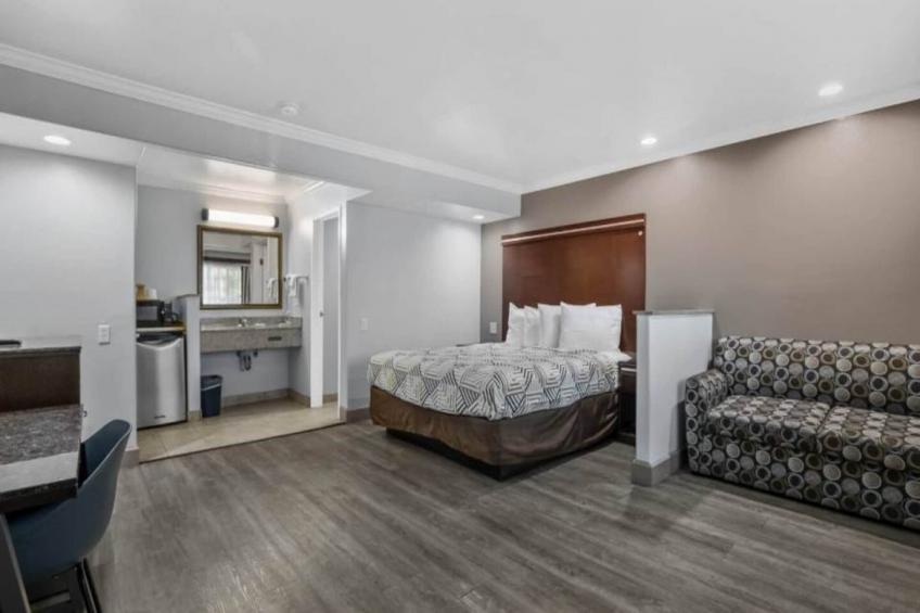 1 King Bed  Suite Non-Smoking Micfridge - foto 9