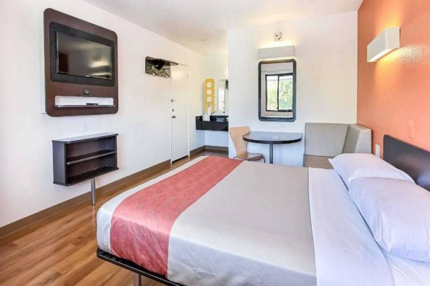 1 Queen Bed  ADA/RI Shower - foto 5