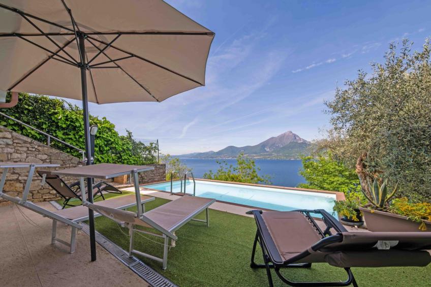 Privater Pool und herrlicher Seeblick