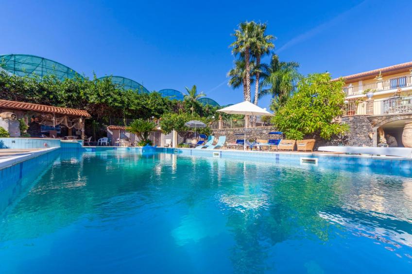 für 10 Personen in Fiuefreddo di Sicilia, Sizilien (Ostküste von Sizilien)