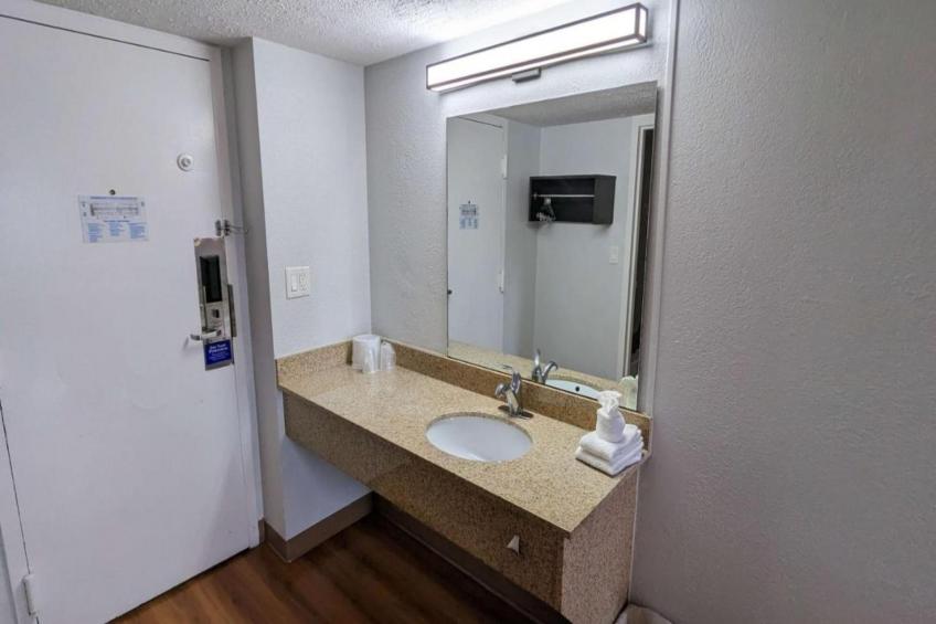 1 Queen Bed  ADA/Tub/Micfridge - foto 22