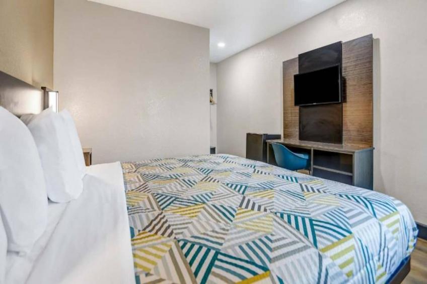 1 Full Bed  ADA/RI Shower - foto 11