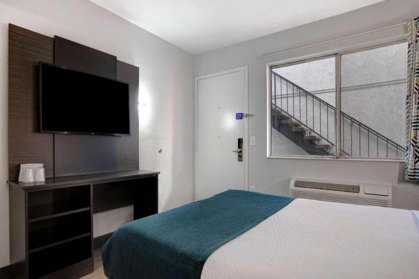 1 Queen Bed  Non-Smoking - foto 25