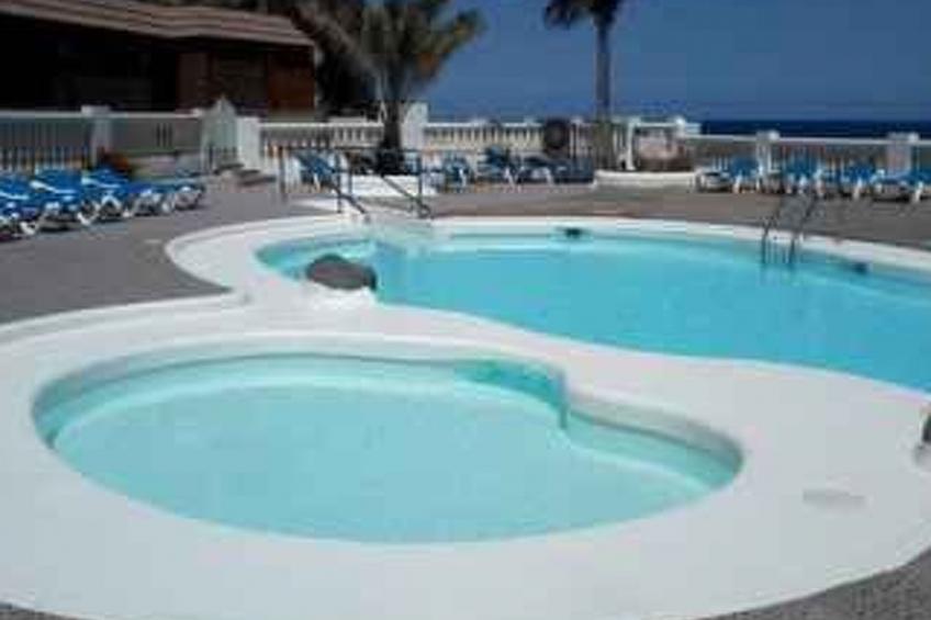 Appartement mit Balkon in einem Komplex mit Gemeinschaftspool am Meer