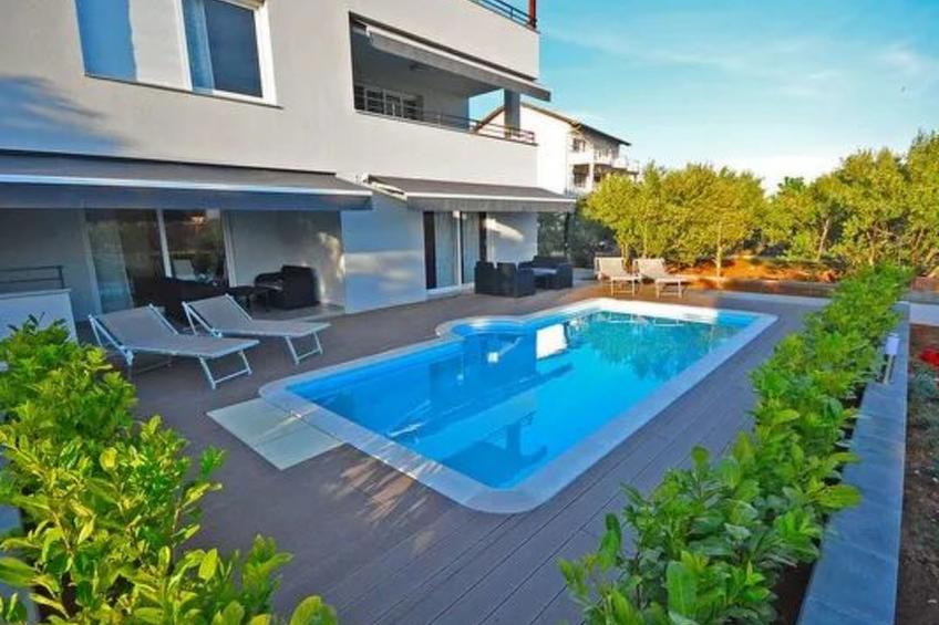 Wohnung 2 mit Schwimmbad und Garten