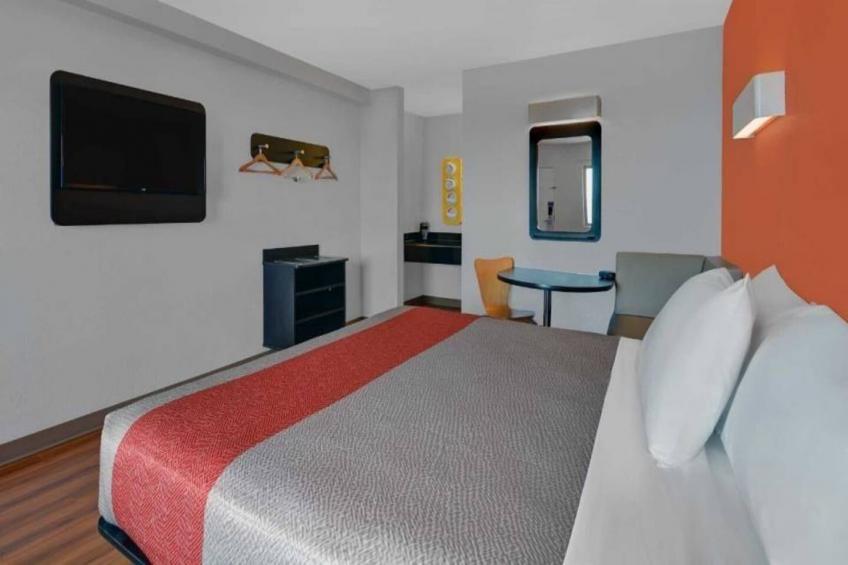 1 King Bed  Premium Micfridge - foto 25