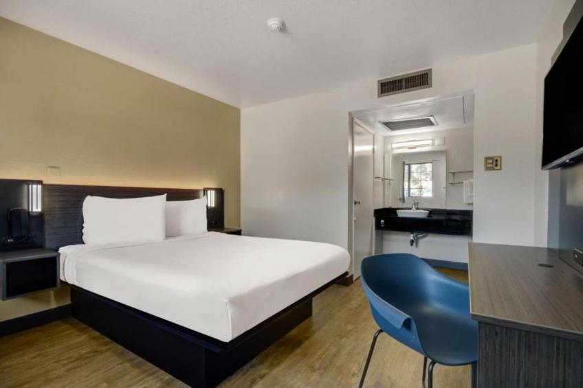 1 Queen Bed  ADA/RI Shower - foto 10