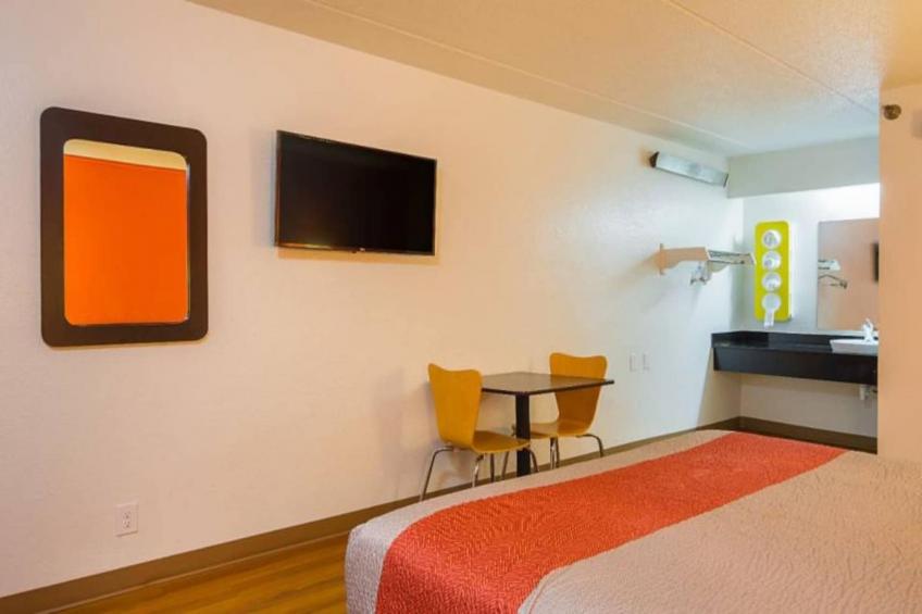 1 Full Bed  Mini Fridge - foto 11