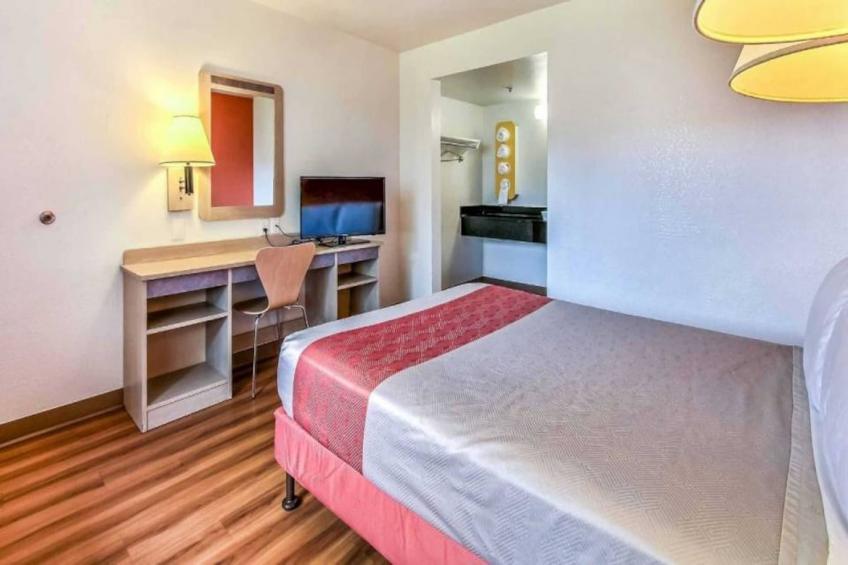 1 Queen Bed  Mini Fridge - foto 12