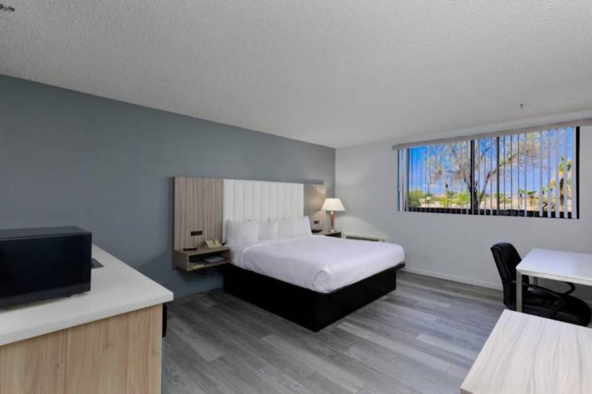 1 King Bed  Non-Smoking Kitchen - foto 7