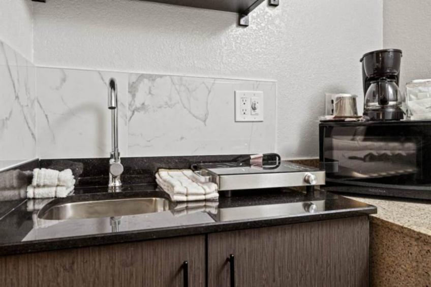 1 Queen Bed  Non-Smoking Kitchen - foto 19