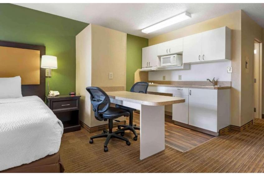 1 King Bed | Non-Smoking, Kitchen, Shower - foto 20