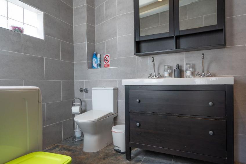 Spektakuläre Höhle mit zwei großen Terrassen am Meer - foto 11