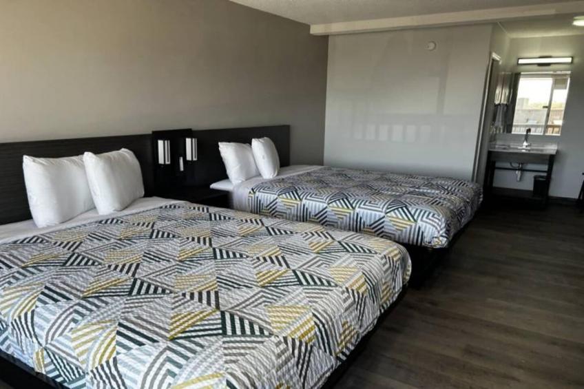 2 Queen Beds  Non-Smoking Micfridge - foto 24