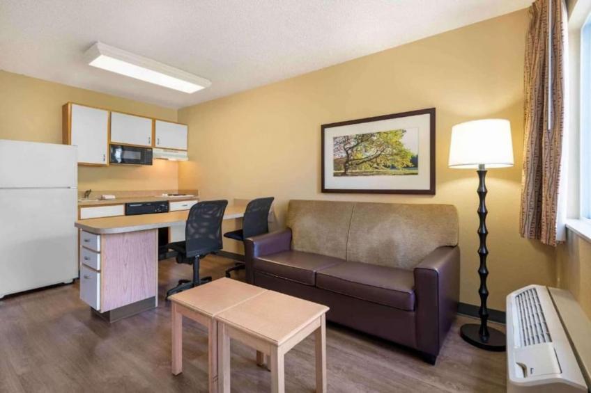 1 King Bed | Hearing Accessible, Kitchen - foto 11