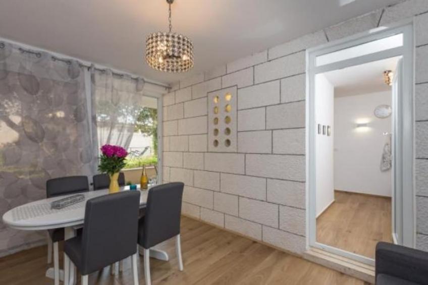 Apartment Hitri - One Bedroom Apartment with Terrace and Garden View - foto 6