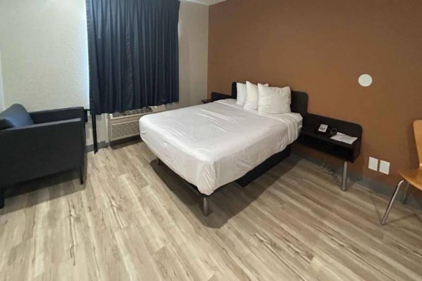 1 Queen Bed  ADA/RI Shower/Nsmk/Kitchen