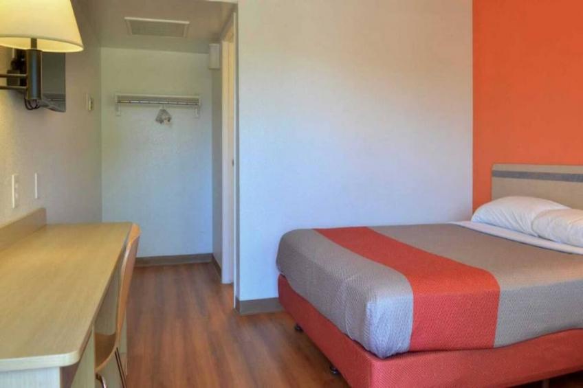 1 Queen Bed  Mini Fridge - foto 10