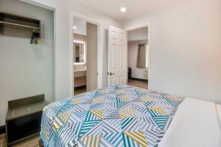 1 King Bed  Non-Smoking Kitchen - foto 11