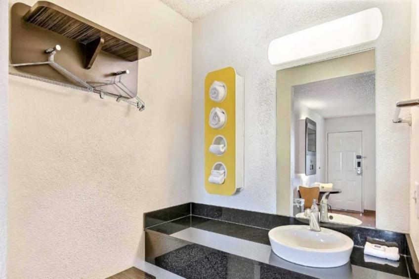 1 Queen Bed  ADA/RI Shower - foto 14