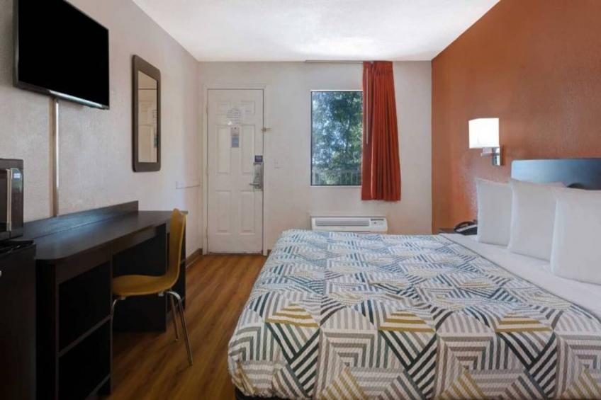 1 King Bed  Non-Smoking Micfridge - foto 6