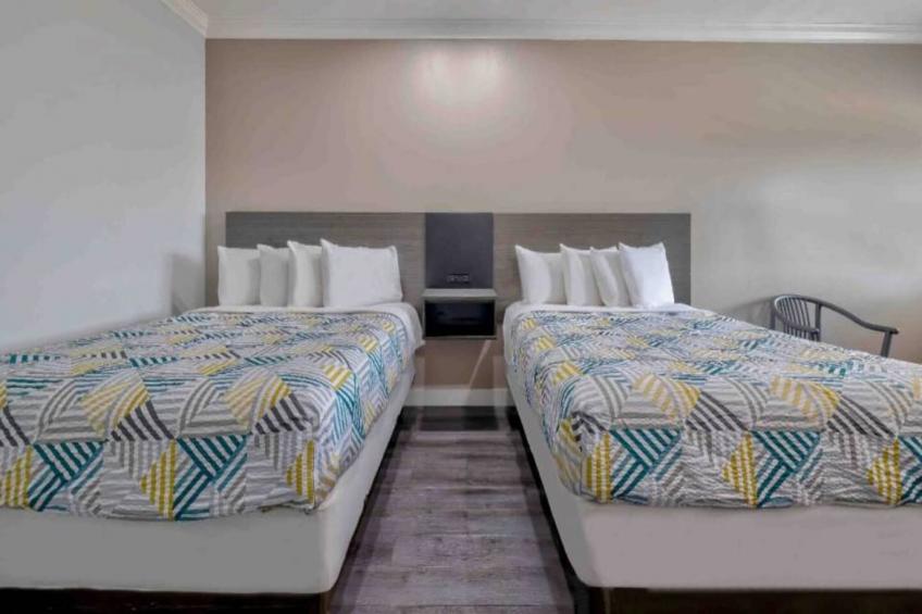 2 Queen Beds  Non-Smoking Mini Fridge - foto 3