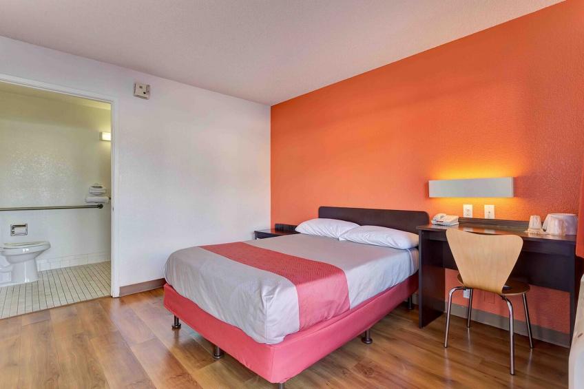 1 Queen Bed  Non-Smoking Micfridge - foto 9