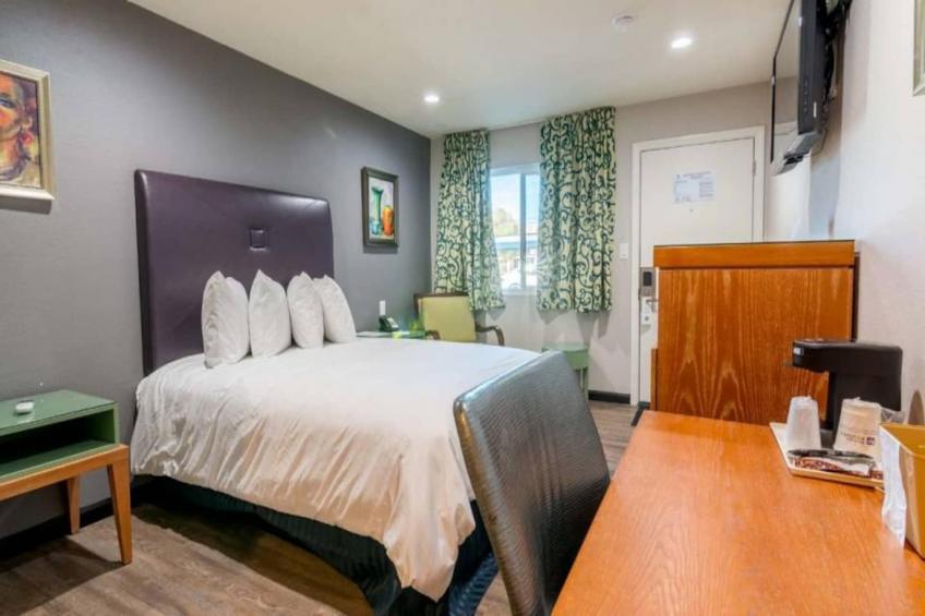 1 Queen Bed  Non-Smoking Micfridge - foto 9