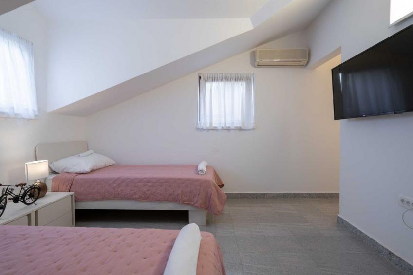 Charming Villa Rea, 8+2 with heated pool - foto 32
