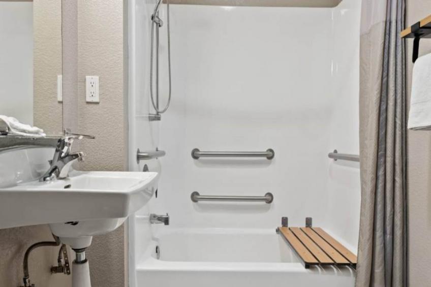 1 Queen Bed  Mini Fridge - foto 18